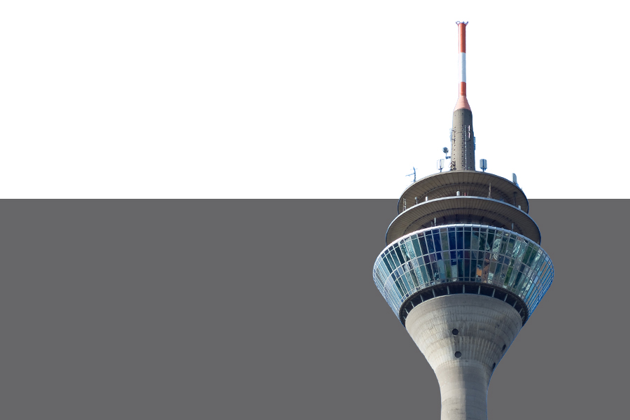 Düsseldorfer Rheinturm vor hellem Himmel