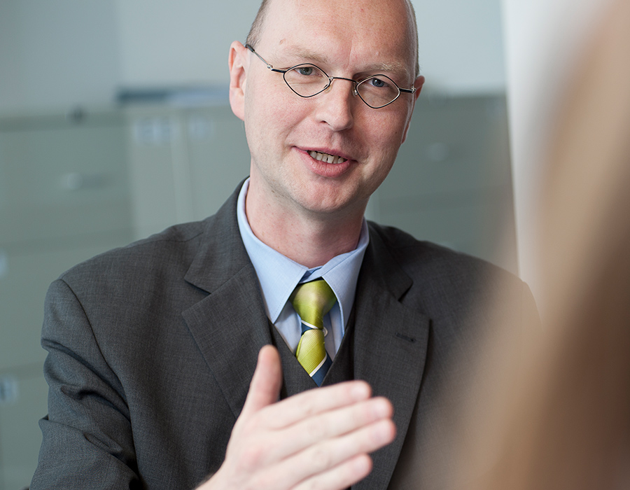 Dr. Michael Risch ADVOS Rechtsanwalt Düsseldorf Dr. Michael Risch erklärt etwas in einer Besprechung